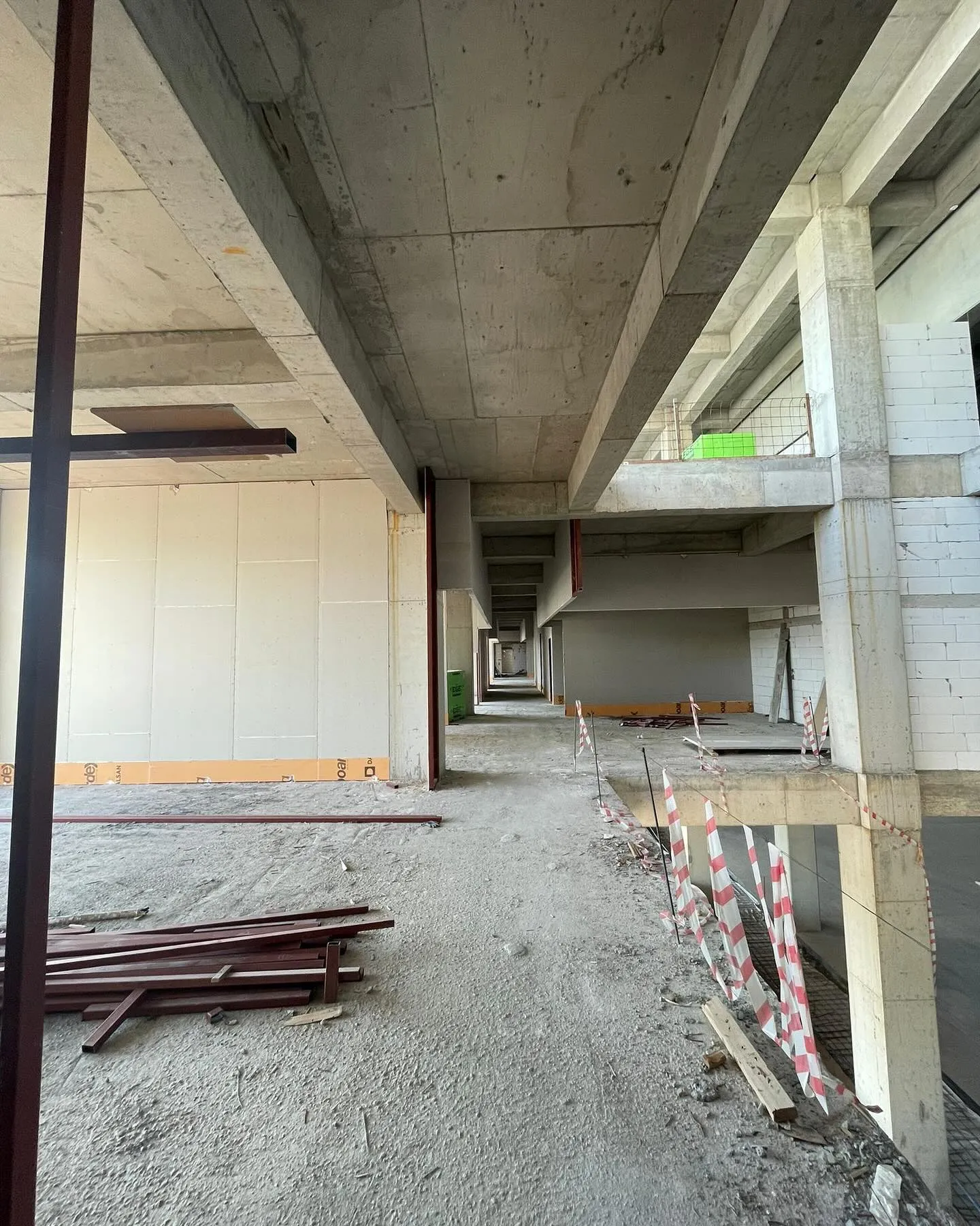 Kemalpaşa OSB’de Renkler Şantiyesi İnce İşlerde